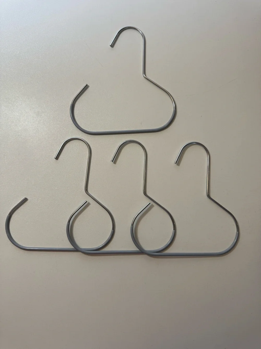 Slim Non-Slip Metal Hat Hanger in Gray- 4 Pack